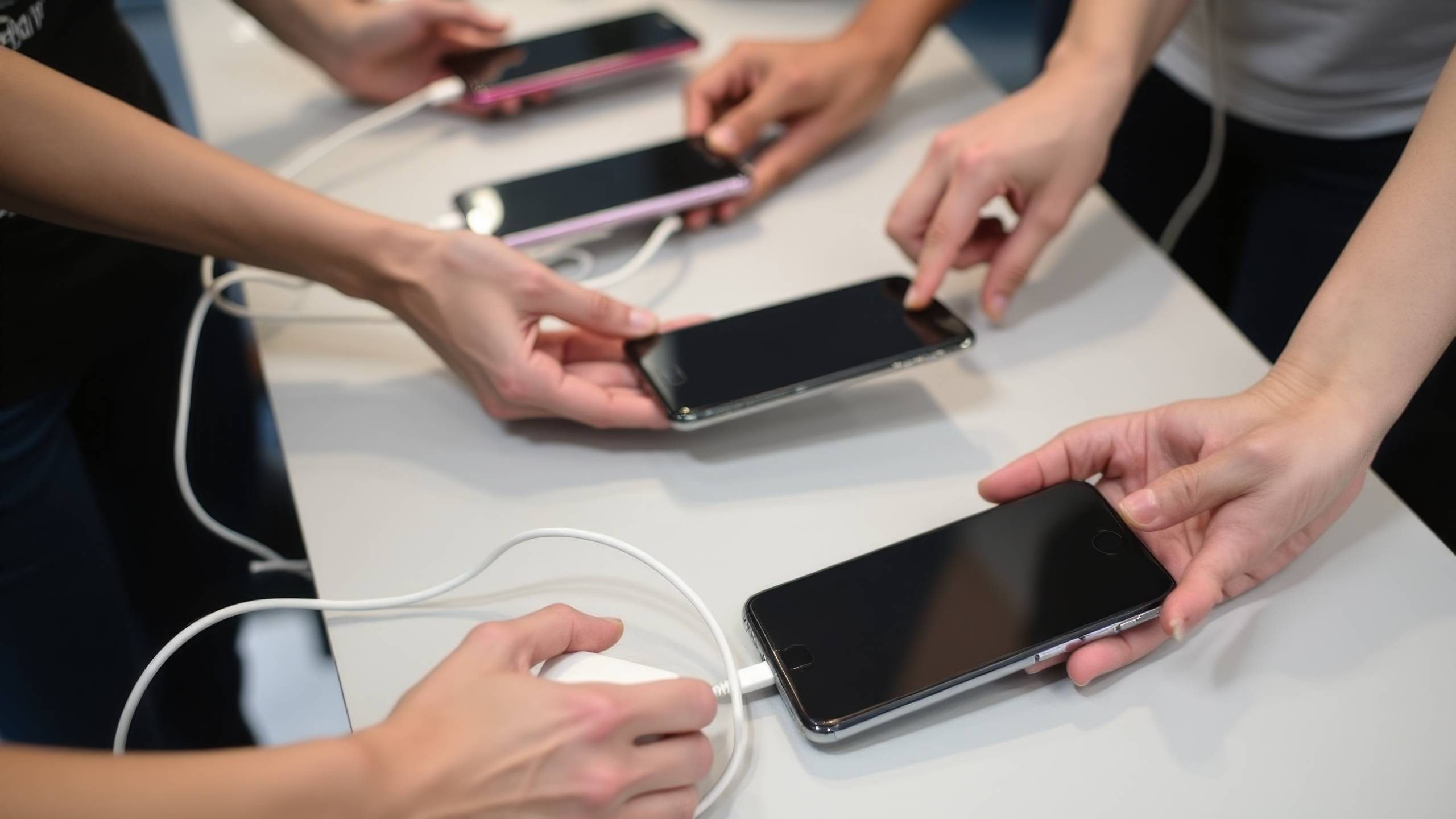 Anziano che utilizza con facilità un servizio di ricarica